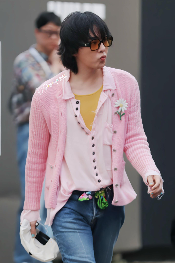 G-Dragon trong áo cardigan