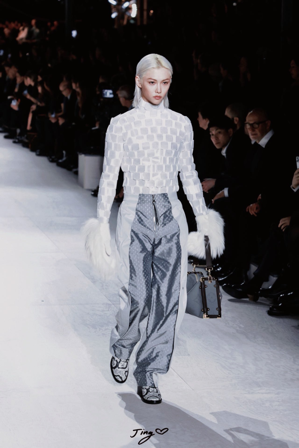 Felix trên sàn catwalk